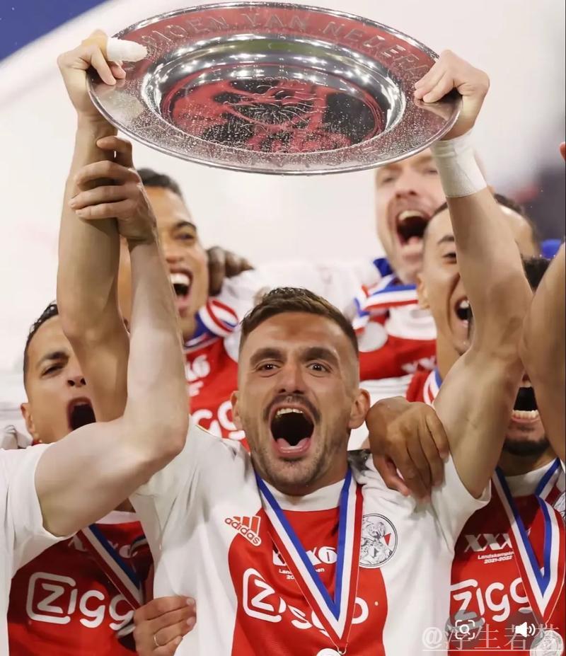 阿贾克斯完胜埃因霍温登顶榜首